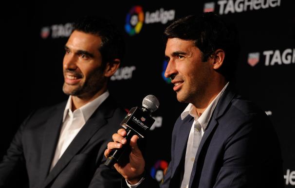 Raúl junto a Fernando Sanz en un acto publicitario.
