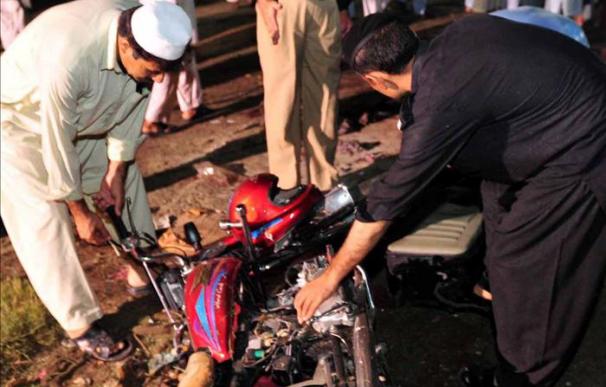 Mueren dos personas al estallar la bomba que transportaban en Karachi