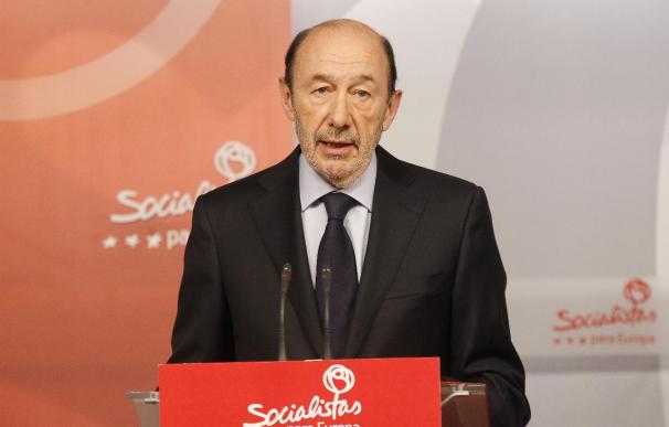 Rubalcaba dice que Valcárcel "huye de Murcia" para ir en "una lista que no existe"