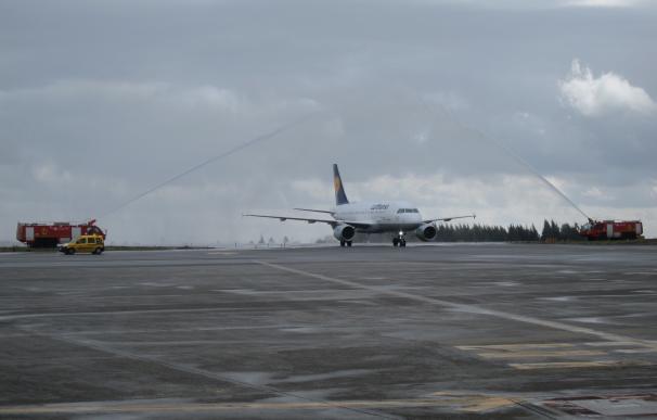 Lufthansa aterriza en Santiago con "vocación de quedarse" en el "mejor aeropuerto" para conectar Galicia con "el mundo"