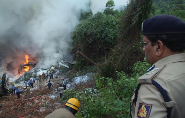 Ocho supervivientes en un avión con 166 ocupantes estrellado en Mangalore