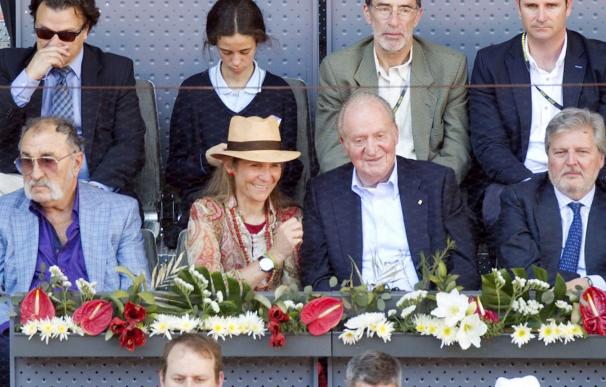El Rey Juan Carlos y la Infanta Elena inculcan a Victoria Federica su pasión por el tenis