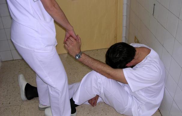Disminuyen un 2,8% las agresiones a médicos en España pero hasta uno de cada tres no denuncia
