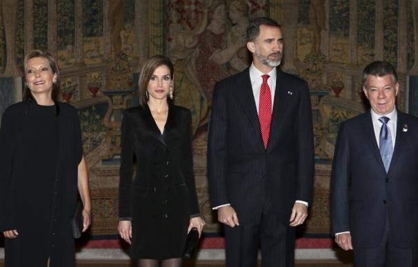 El presidente de Colombia termina su visita a España con una recepción en honor de los Reyes