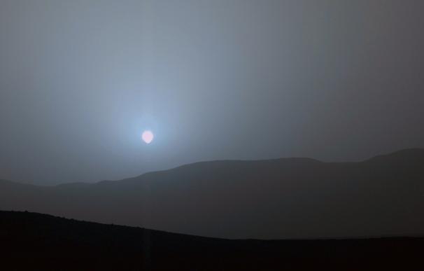 El rover Curiosity capta nubes en forma de onda de gravedad en Marte