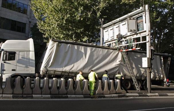 Un camión con exceso de gálibo se empotra en la entrada del túnel de María de Molina en Madrid