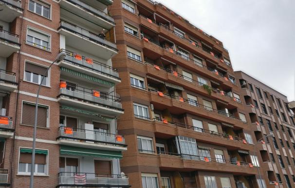 Vecinos Duques de Nájera "venden" de forma simbólica sus viviendas a modo de protesta por la construcción de dos torres