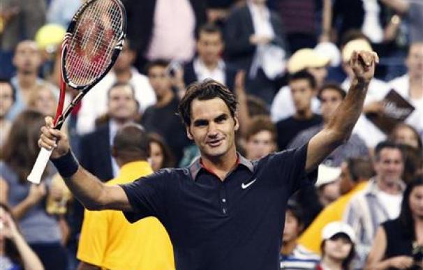 Sharapova y Federer se imponen en primera ronda en EEUU