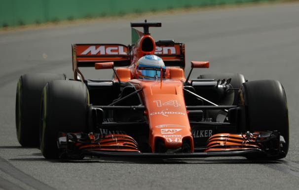Fernando Alonso con su McLaren-Honda en el trazado de Melbourne.