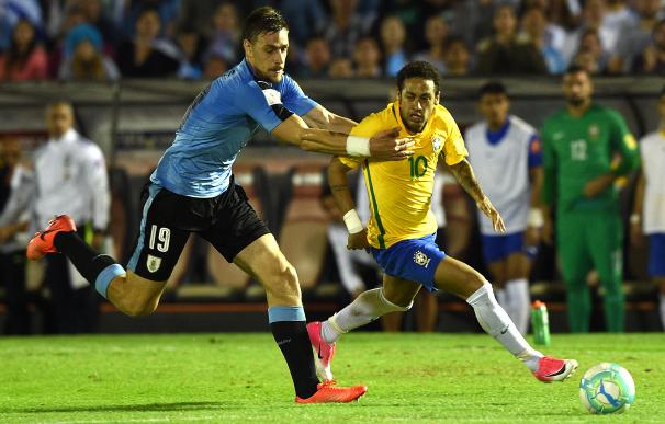 Brasil golea con un gran Neymar y Argentina derrota a Chile de penalti