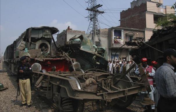 Al menos tres muertos al colisionar dos trenes en la ciudad paquistaní de Lahore