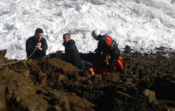 Se reanuda la búsqueda del hombre caído al mar ayer en San Vicente de la Barquera (Cantabria)