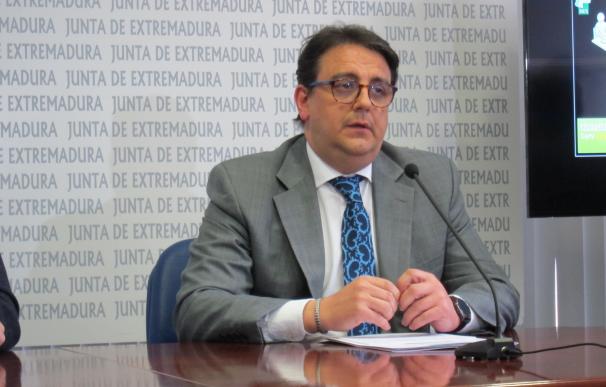 Vergeles reconoce que no sabe si están los contratos de los patólogos de Badajoz aunque "el problema está solucionado"