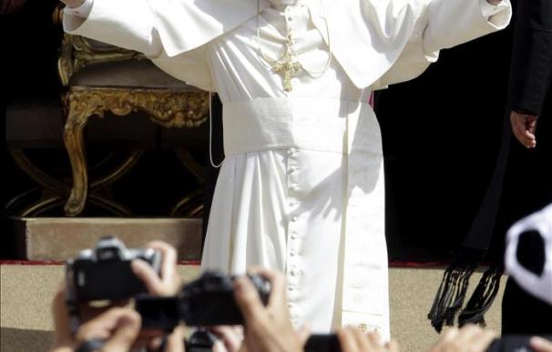 El papa pide a las autoridades y la población siria que se restablezca la paz