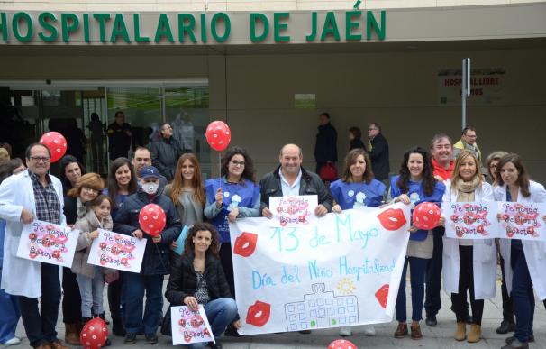 El Complejo Hospitalario de Jaén celebra el Día del Niño Hospitalizado con lanzamiento de besos y globos