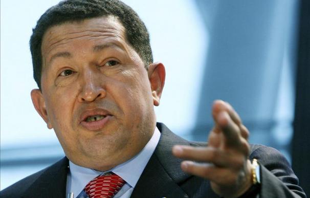 Chávez apoya la expropiación de YPF y rechaza las "amenazas" contra Argentina