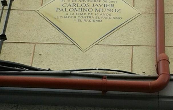 Carlos Palomino es recordado con una placa en el Paseo de las Delicias y se unirá a las de otras víctimas del odio