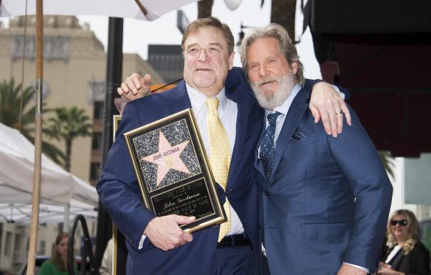 Jeff Bridges revive a "El Nota" en tributo a John Goodman
