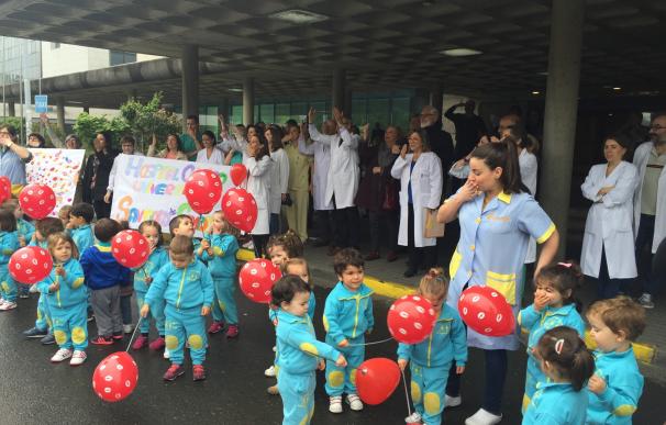 Lanzamiento de besos en el CHUS para apoyar el 13 de mayo como Día del Niño Hospitalizado