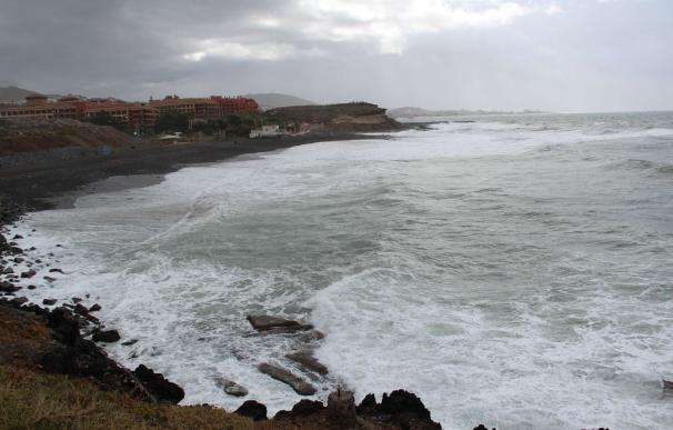 Canarias seguirá en aviso hasta el martes por vientos de más de 90 km/h y fenómenos costeros