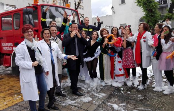Profesionales de los hospitales de Granada lanzan 'besos' para celebrar el Día del Niño Hospitalizado