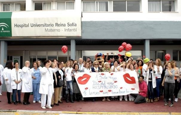 El Hospital Reina Sofía lanza besos para celebrar el Día del Niño Hospitalizado