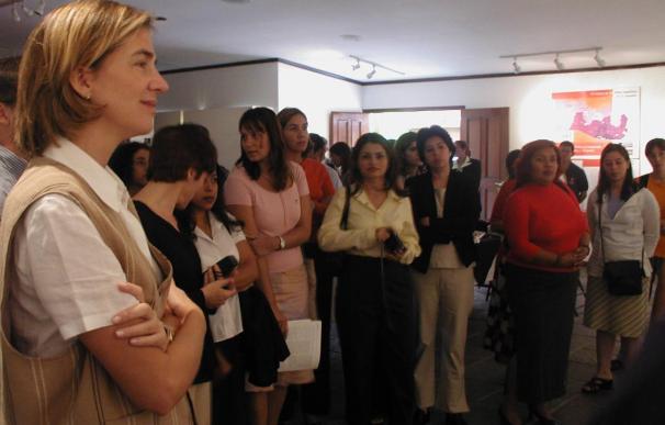 La Infanta Cristina entrega un premio a estudiantes de los derechos humanos en Washington