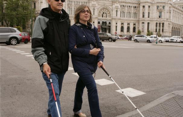 Se presenta en España el bastón rojo-blanco que identifica a las personas con sordoceguera