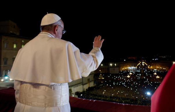 Bergoglio sale al balcón del Vaticano minutos después de ser elegido Papa. Fue el 13 de marzo de 2013.