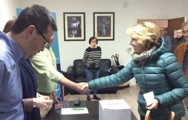 Aguirre acude a votar en las primarias del PP de Madrid para elegir al presidente, proceso que tilda de "gran avance"