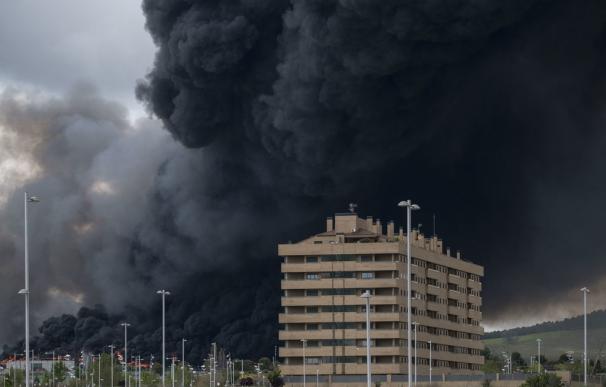 Una inmensa columna de humo originada por el incendio en Seseña.