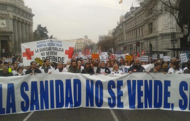Una 'marea blanca' de miles de sanitarios se manifiesta en Madrid para defender la Sanidad pública