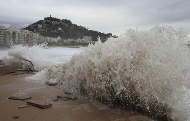 Barcelona, Girona, Melilla, A Coruña y Mallorca, en alerta por olas de más de tres metros.