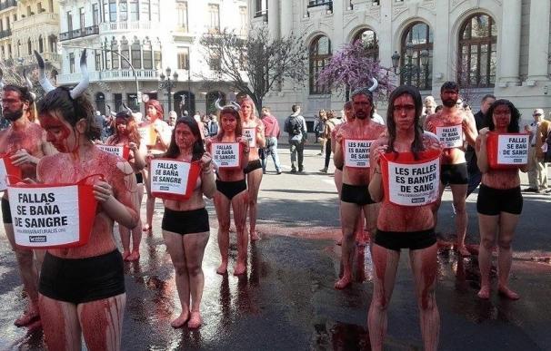 Antitaurinos se bañan semidesnudos en sangre para reivindicar que las Fallas "no son excusa para maltratar"