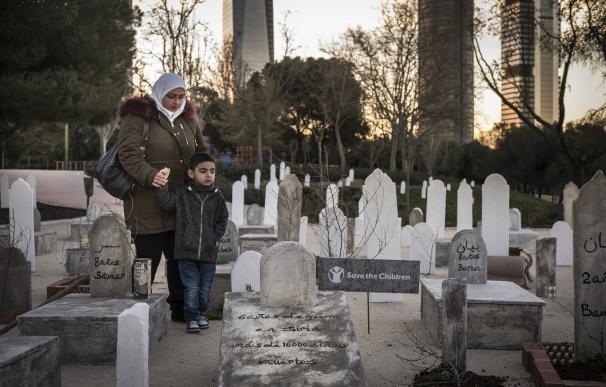 Save the Children imagina un "cementerio infinito" en Madrid por los 16.000 niños muertos en la guerra de Siria