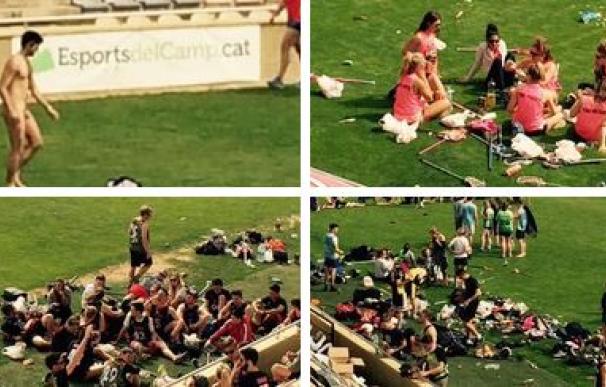 El club Reus C.F. ha colgado en la red social diversas imágenes en las que se ven a jóvenes sentados en el césped del estadio.