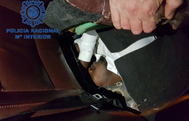 Detenido al intentar introducir en Ceuta a una migrante semiinconsciente bajo la guantera de su coche