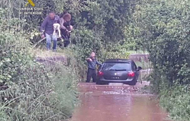 Rescatados dos turistas sorprendidos por una corriente de agua en Fuenteheridos