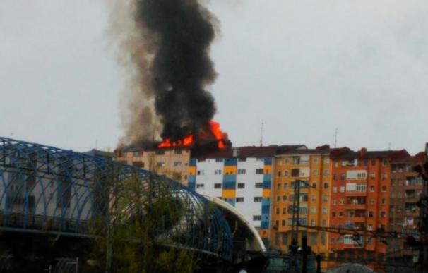 Controlado el incendio declarado en Sestao y que ha obligado a desalojar a 60 personas