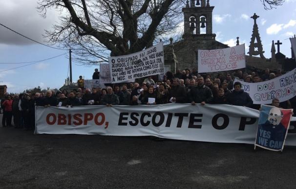 Unos 300 vecinos de Friol y Guitiriz vuelven a clamar contra el traslado de su cura y no colaborarán con el clero