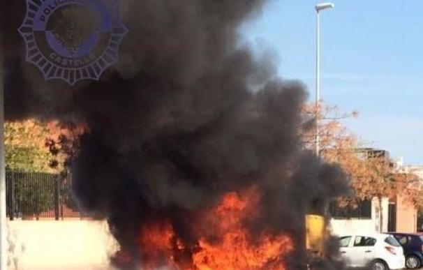 Un aparatoso incendio quema una furgoneta aparcada junto a un colegio en una gran columna de humo