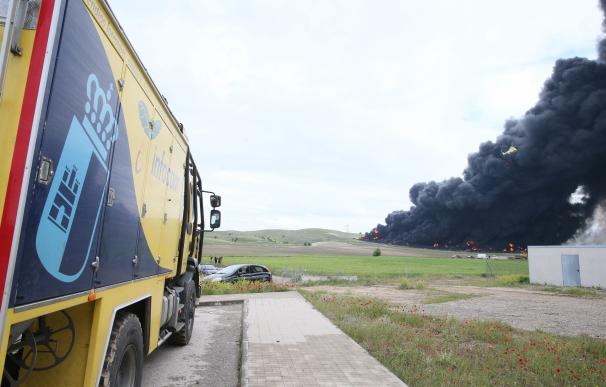 El alcalde de Seseña, convencido de que el incendio del cementerio de neumáticos ha sido provocado