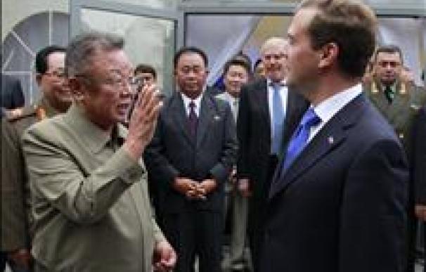 Medvedev y Kim hablaron del programa nuclear norcoreano en cumbre en Rusia