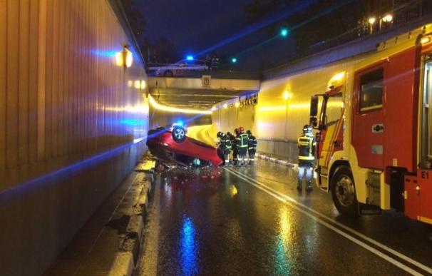Vehículo cae desde 4 metros y bloquea la entrada al túnel del paseo de la Reina de Cristina