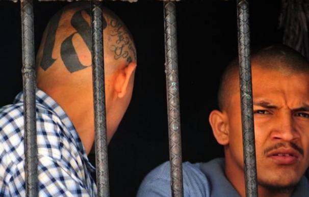 Miembros de la pandilla Mara 18 en una cárcel de San Pedro Sula, Honduras.