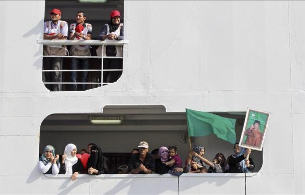 El barco de la OIM para evacuar inmigrantes llega al puerto de Trípoli