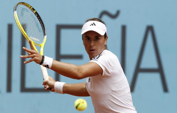 Anabel Medina reacciona a tiempo ante Zheng para avanzar a segunda ronda en el torneo de Madrid