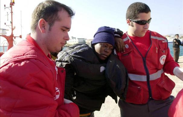 Rescatados 33 inmigrantes cuando intentaban cruzar el Estrecho en una embarcación neumática