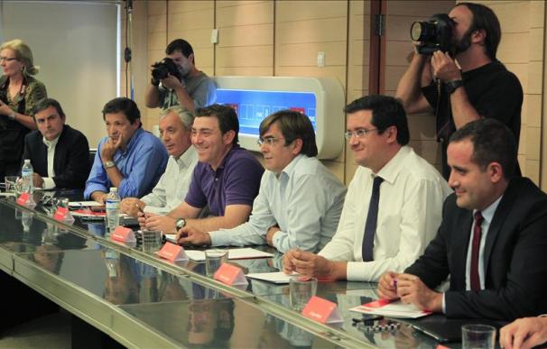 Rubalcaba insiste a los "barones" del PSOE, "o la hacemos ya o no servirá para nada"