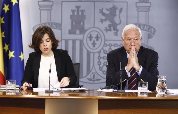 Margallo, aún con "hematomas", dice que será Moragas quien decida si Rajoy aparece en "carne mortal" en los debates